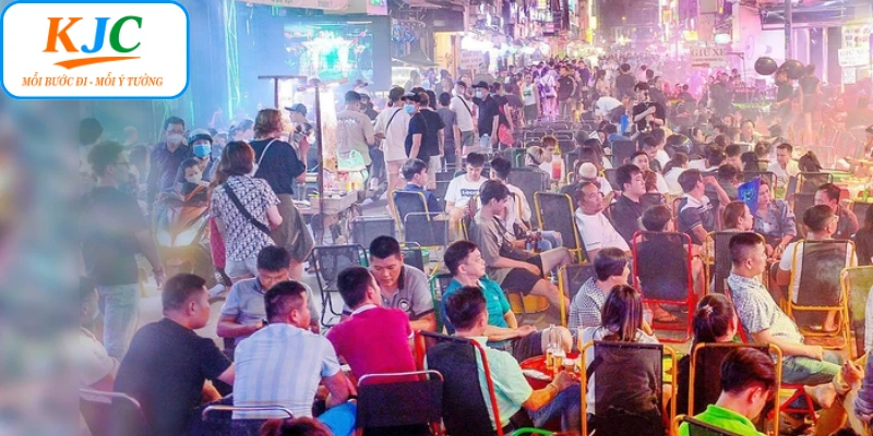 Hoạt động 1000 phần quà tặng tại phố đi bộ Bùi Viện TP HCM sôi nổi